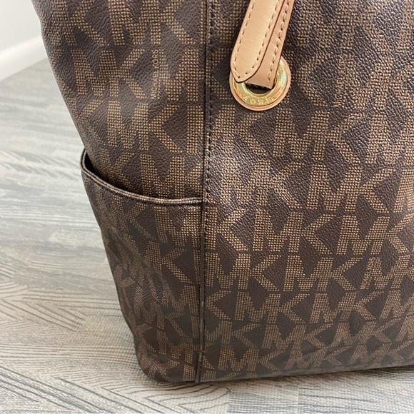 Michael Kors East West Jet Set Tote Signature Monogram Bag - Picture 16 of 17